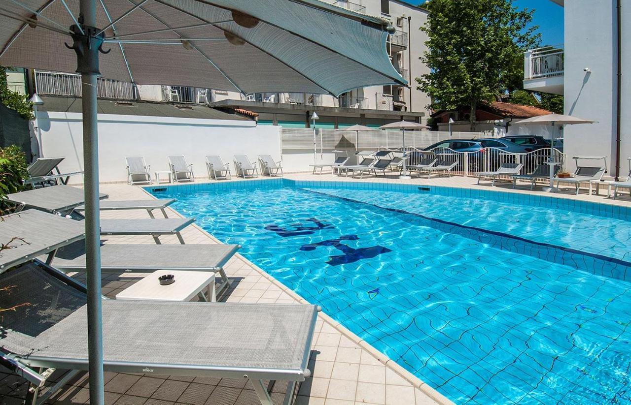 Hotel Embassy Риччоне Экстерьер фото
